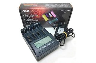 Cargador Opus BT-C3100 sobre fondo blanco